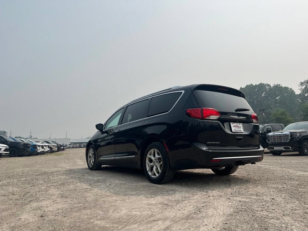 Used 2017 Chrysler Pacifica Touring-L Plus FWD image 10