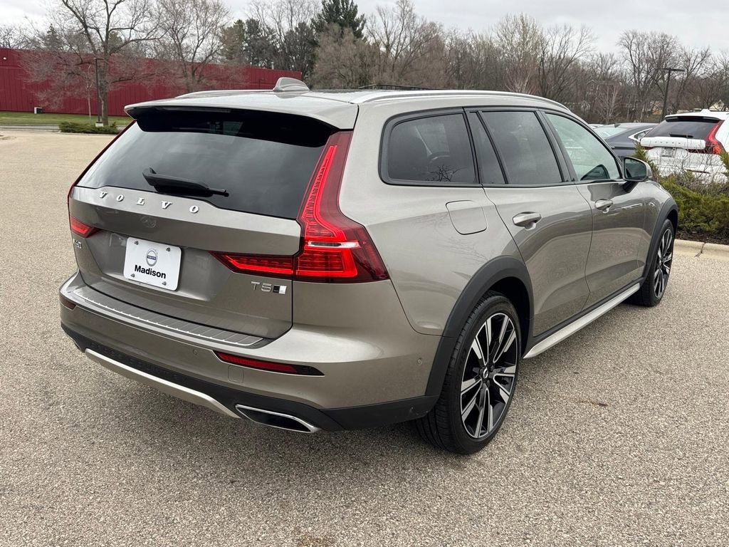 Used 2020 Volvo V60 T5 Cross Country w/ Protection Package image 3
