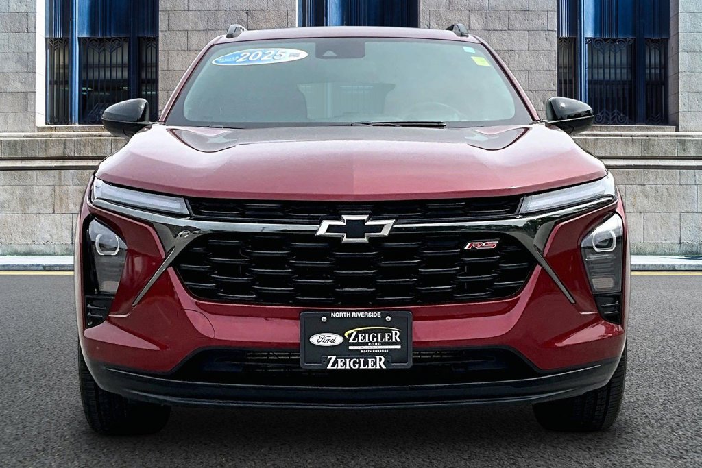Used 2025 Chevrolet Trax RS w/ Sunroof Package FWD image 3