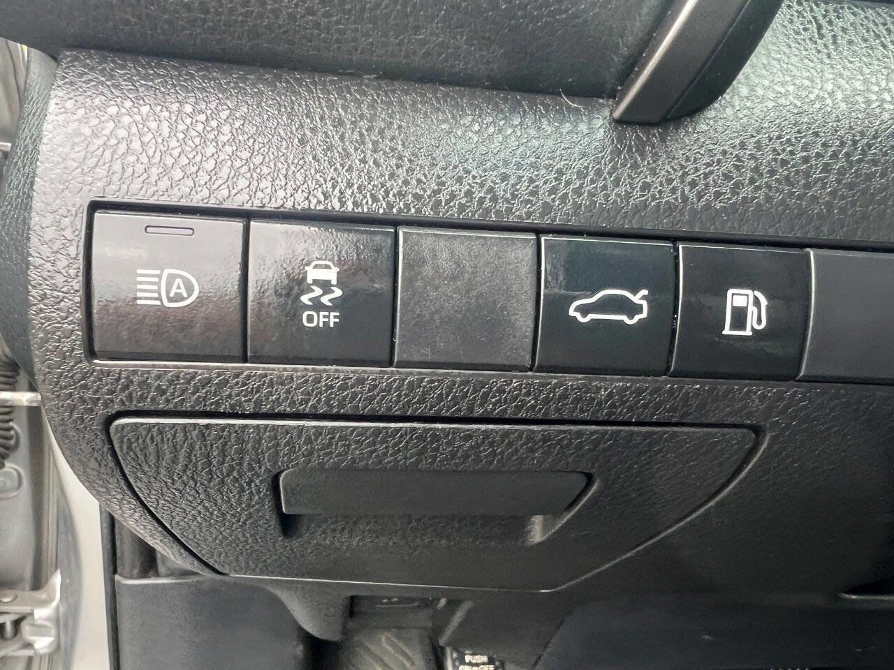 Used 2018 Toyota Camry SE w/ Convenience Package FWD image 16