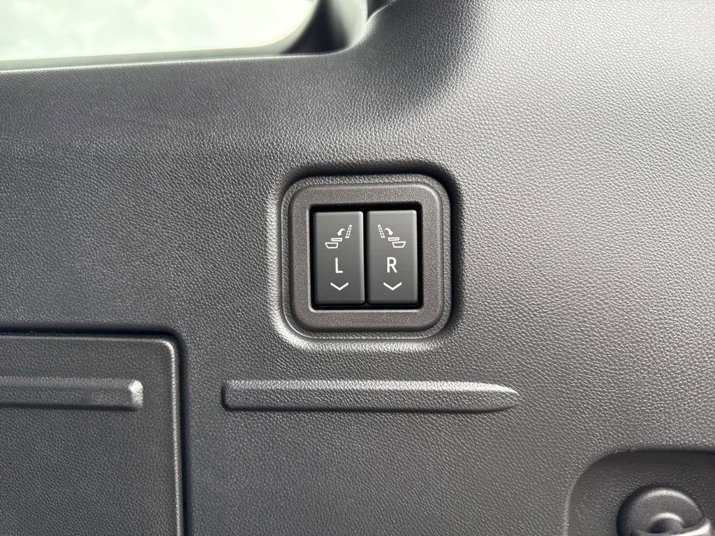 Used 2025 GMC Hummer EV 2X image 32