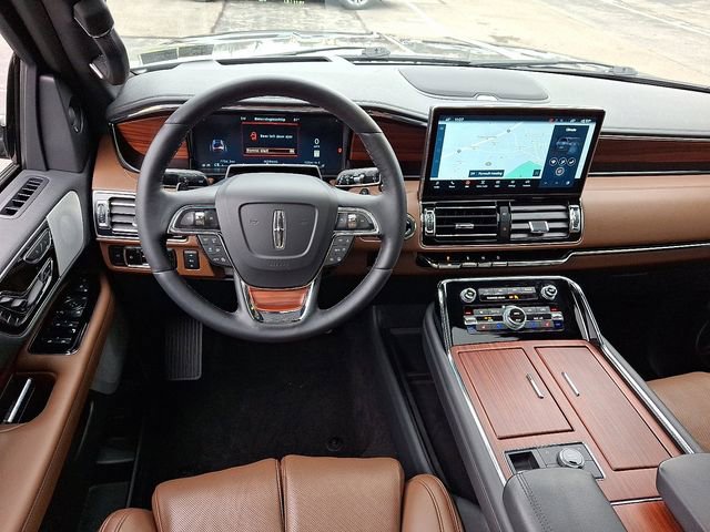 Used 2024 Lincoln Navigator Reserve image 13