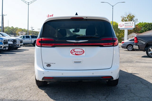 Used 2024 Chrysler Pacifica Touring-L FWD image 4