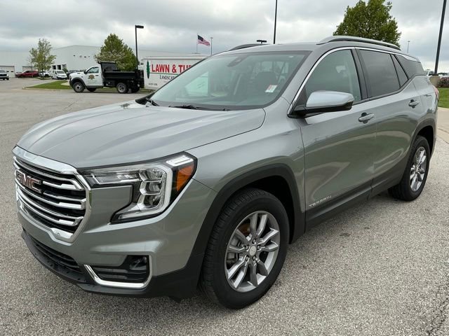 Used 2024 GMC Terrain SLT AWD/4WD image 3