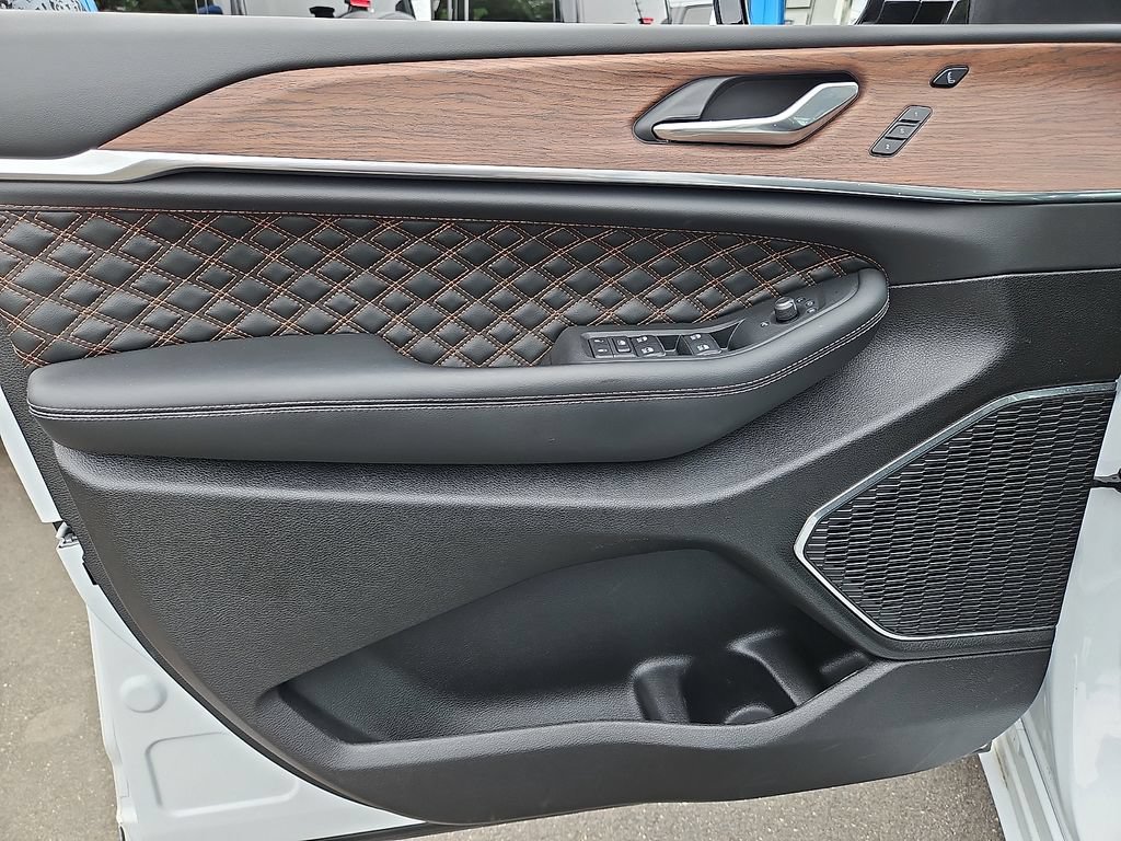Certified 2025 Jeep Grand Cherokee Summit w/ Luxury Tech Group V AWD/4WD image 12
