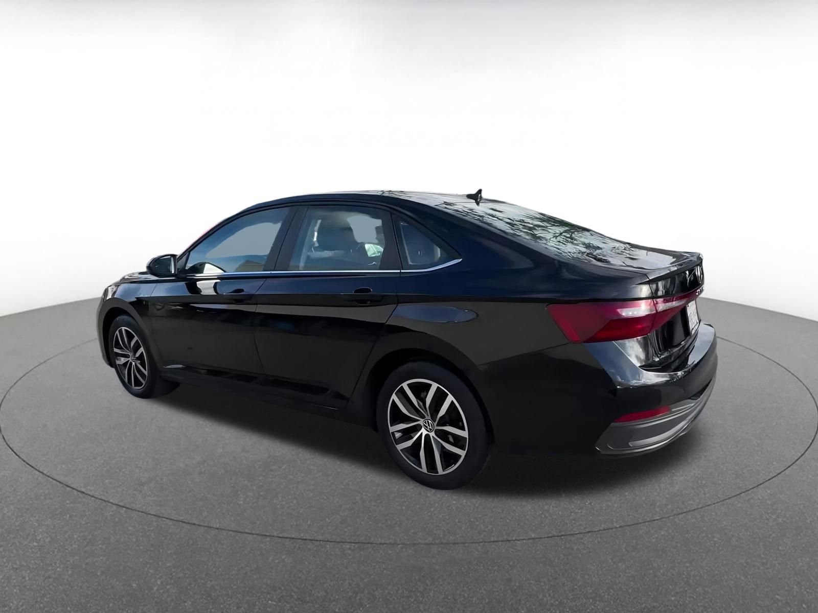 Used 2025 Volkswagen Jetta SE image 10