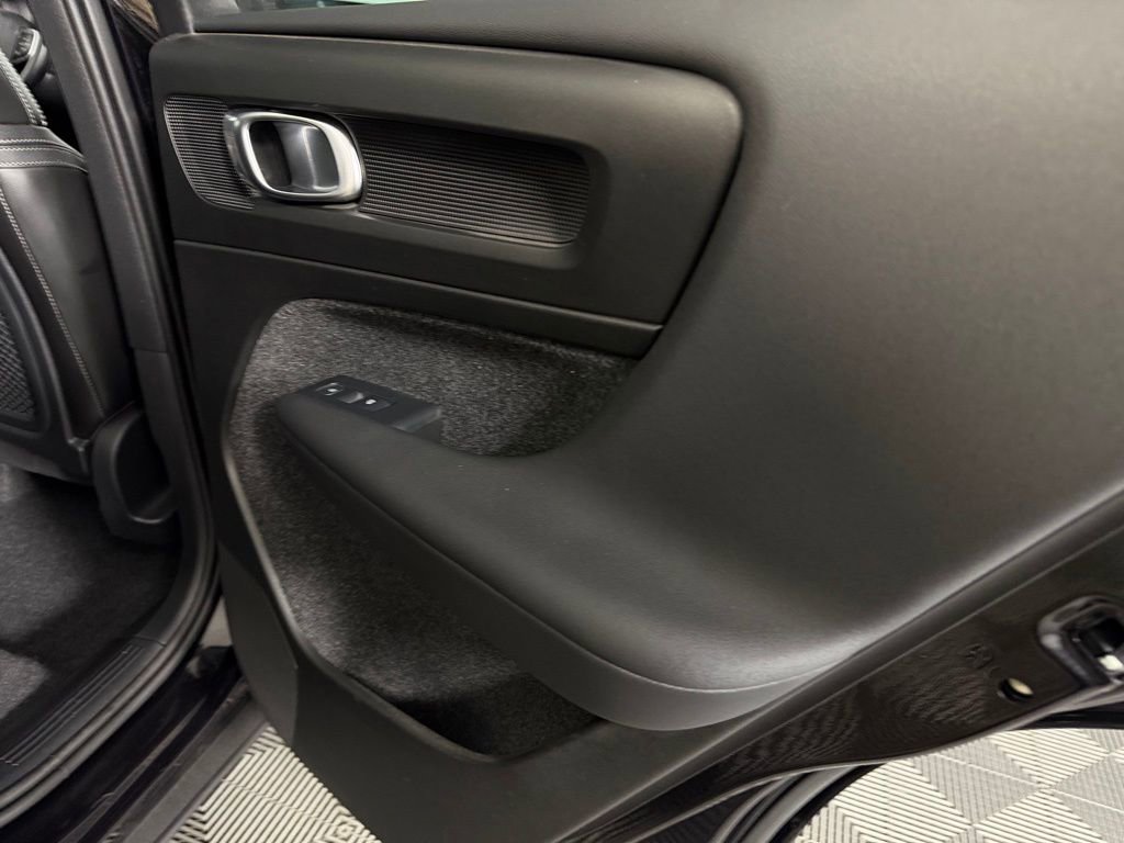 Used 2025 Volvo XC40 B5 Plus image 35