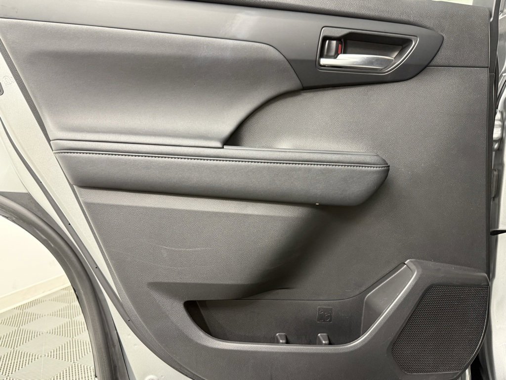 Used 2024 Toyota Highlander LE image 33