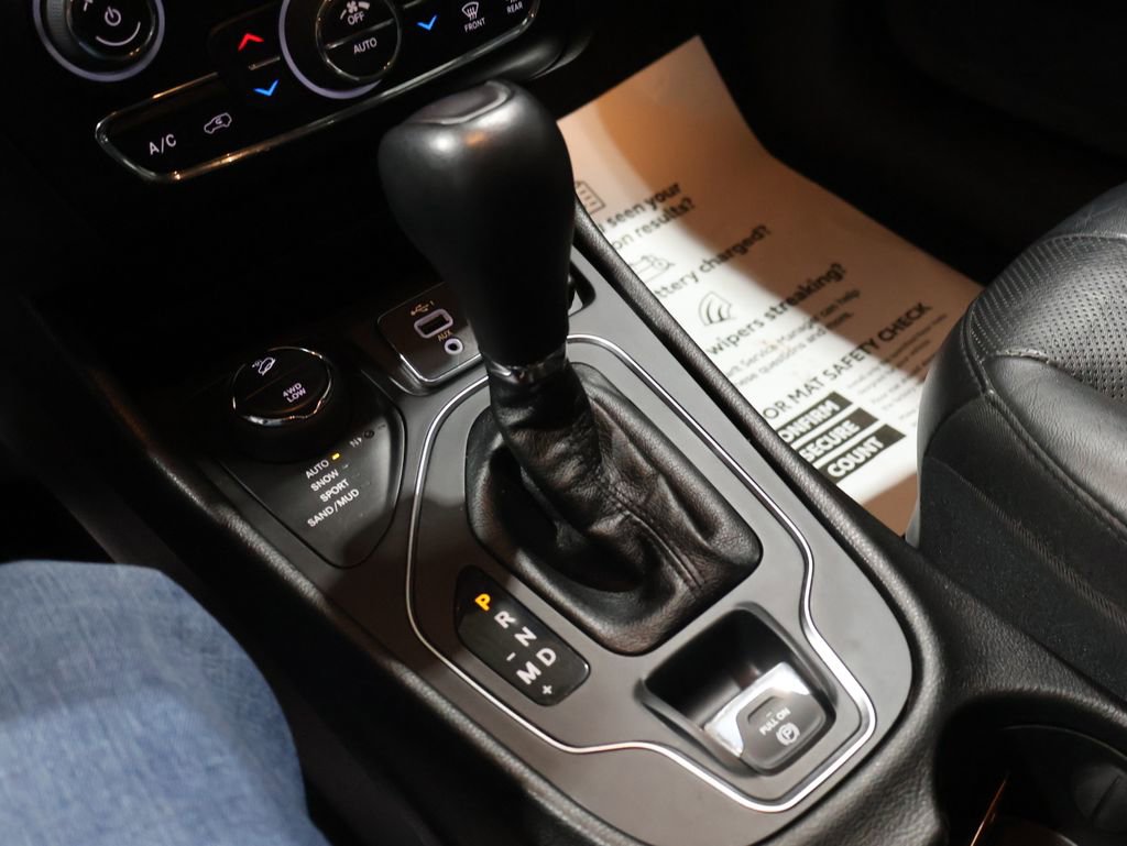 Used 2021 Jeep Cherokee Latitude Lux w/ Comfort/Convenience Group image 30