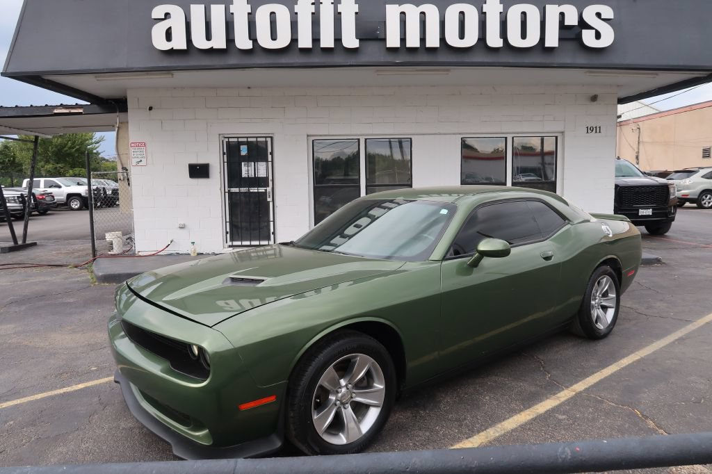 Used 2019 Dodge Challenger SXT RWD image 1