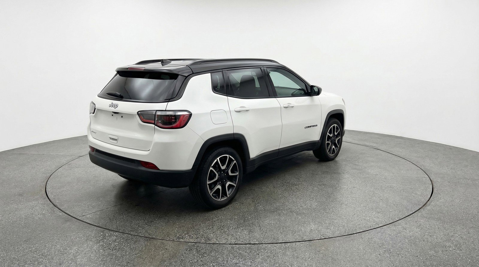 Used 2025 Jeep Compass Trailhawk image 9