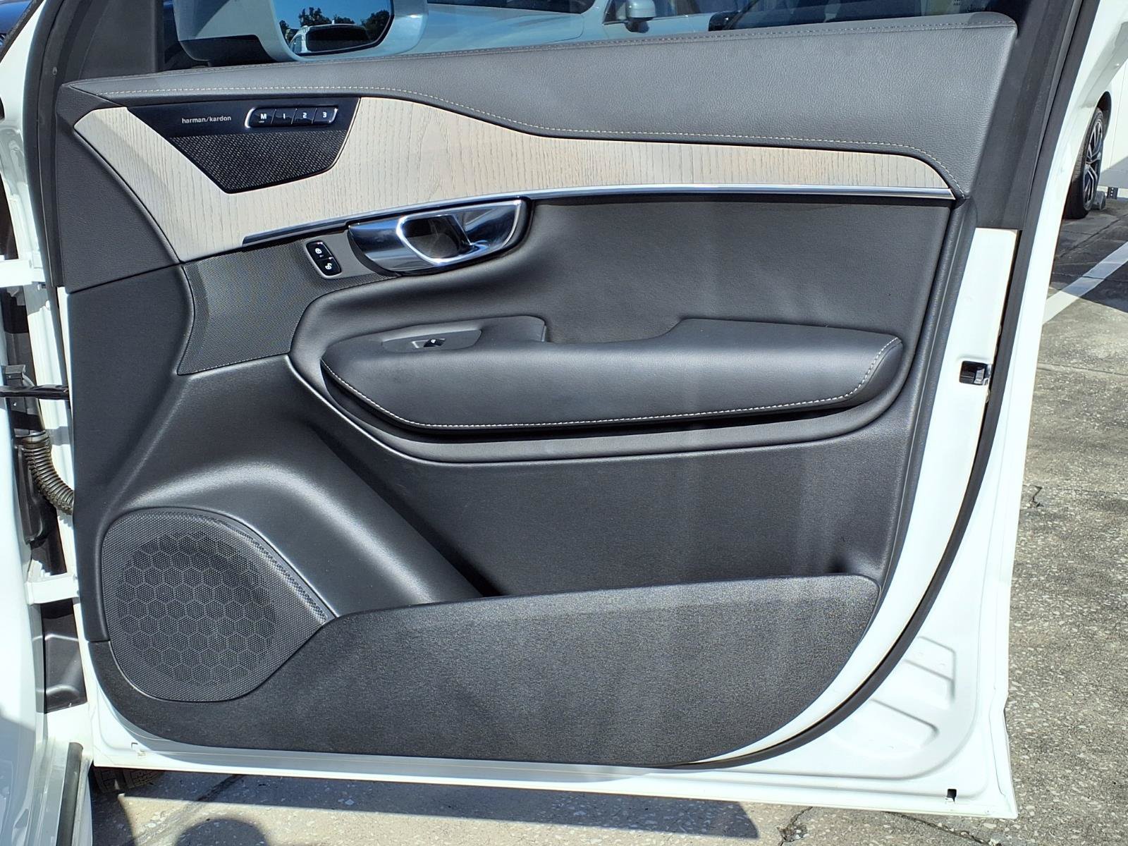 Certified 2025 Volvo XC90 B6 Ultra w/ Protection Package AWD/4WD image 13