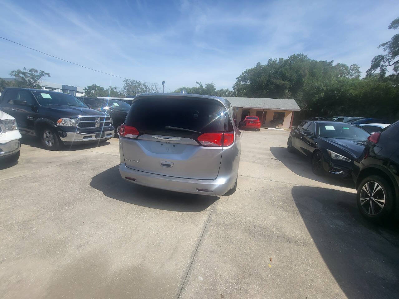 Used 2017 Chrysler Pacifica Touring w/ Tire & Wheel Group FWD image 28