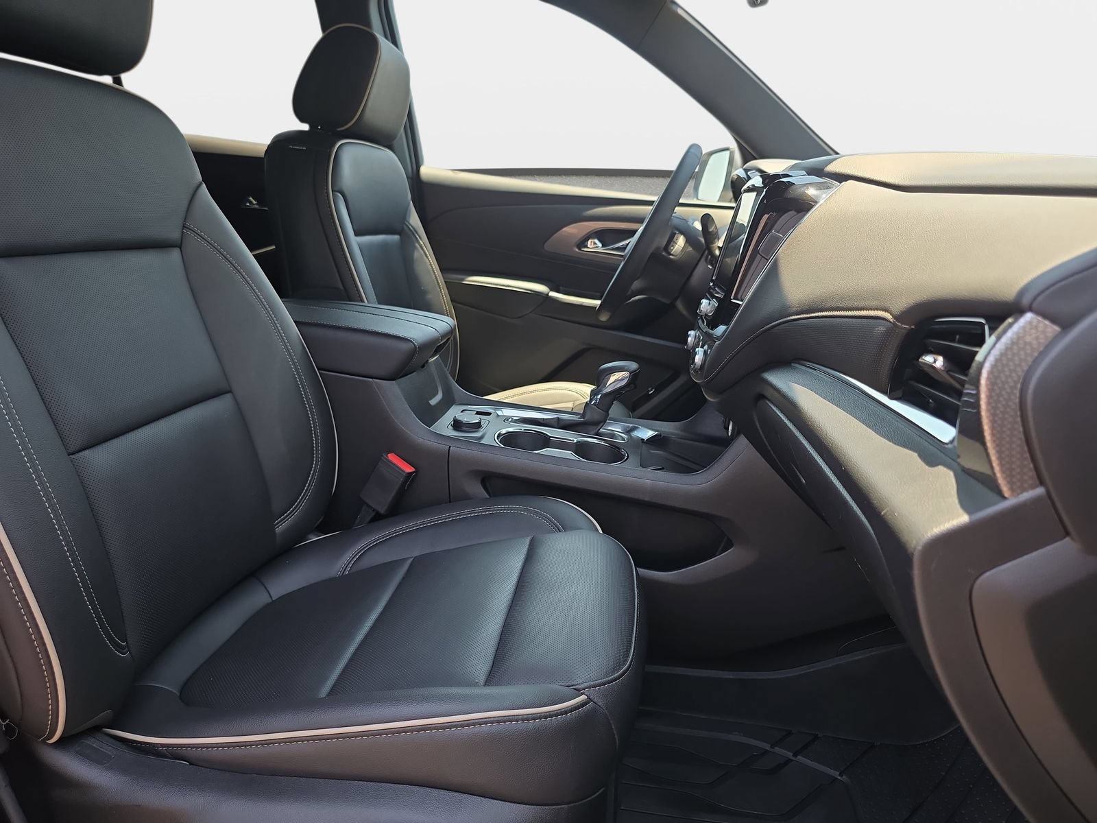 Used 2023 Chevrolet Traverse Premier FWD image 10