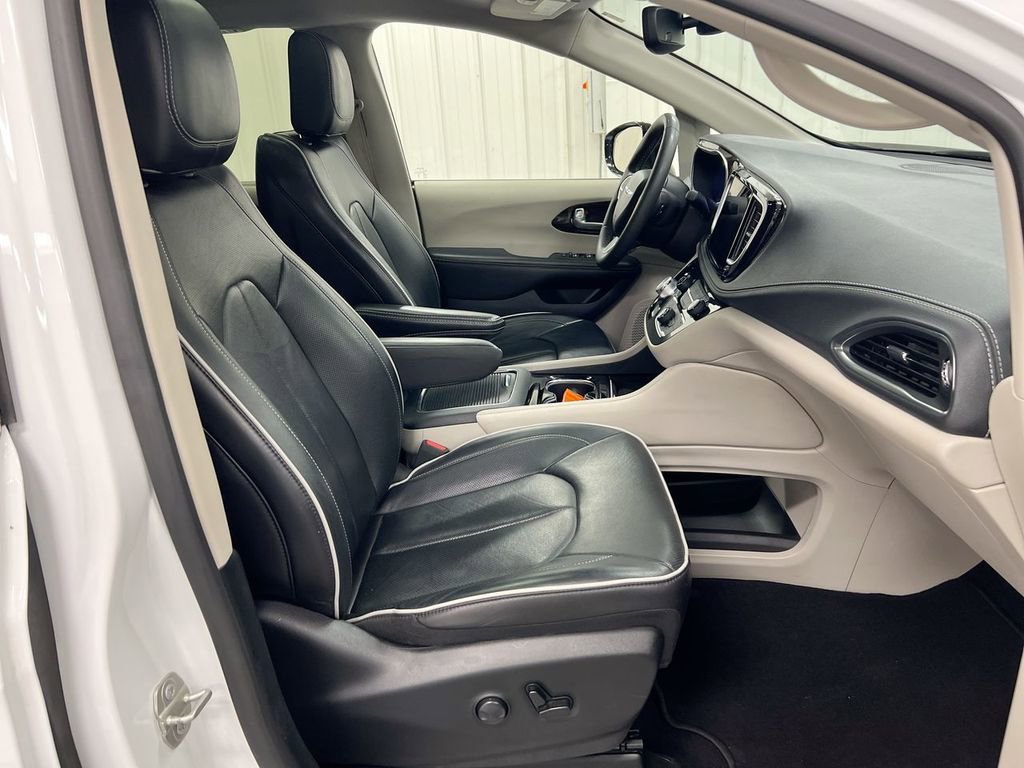 Used 2023 Chrysler Pacifica Limited FWD image 23