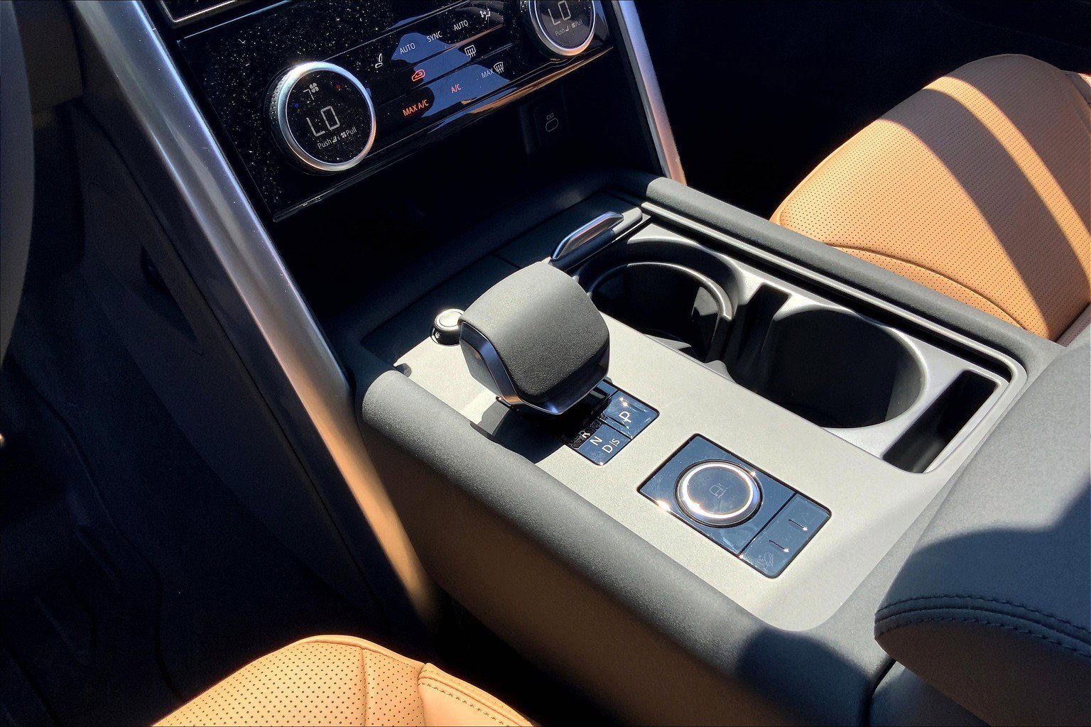 New 2025 Land Rover Discovery Dynamic SE image 8