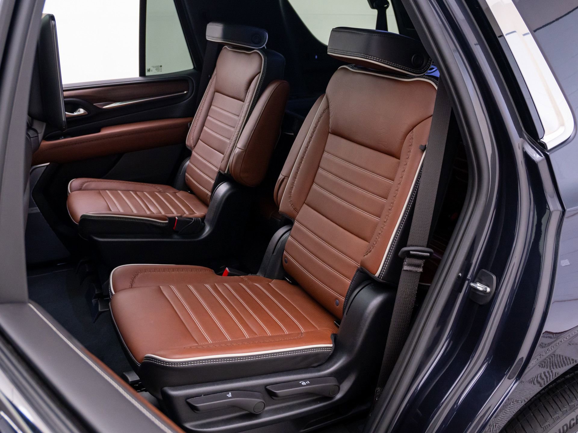 Used 2023 GMC Yukon Denali Ultimate AWD/4WD image 16