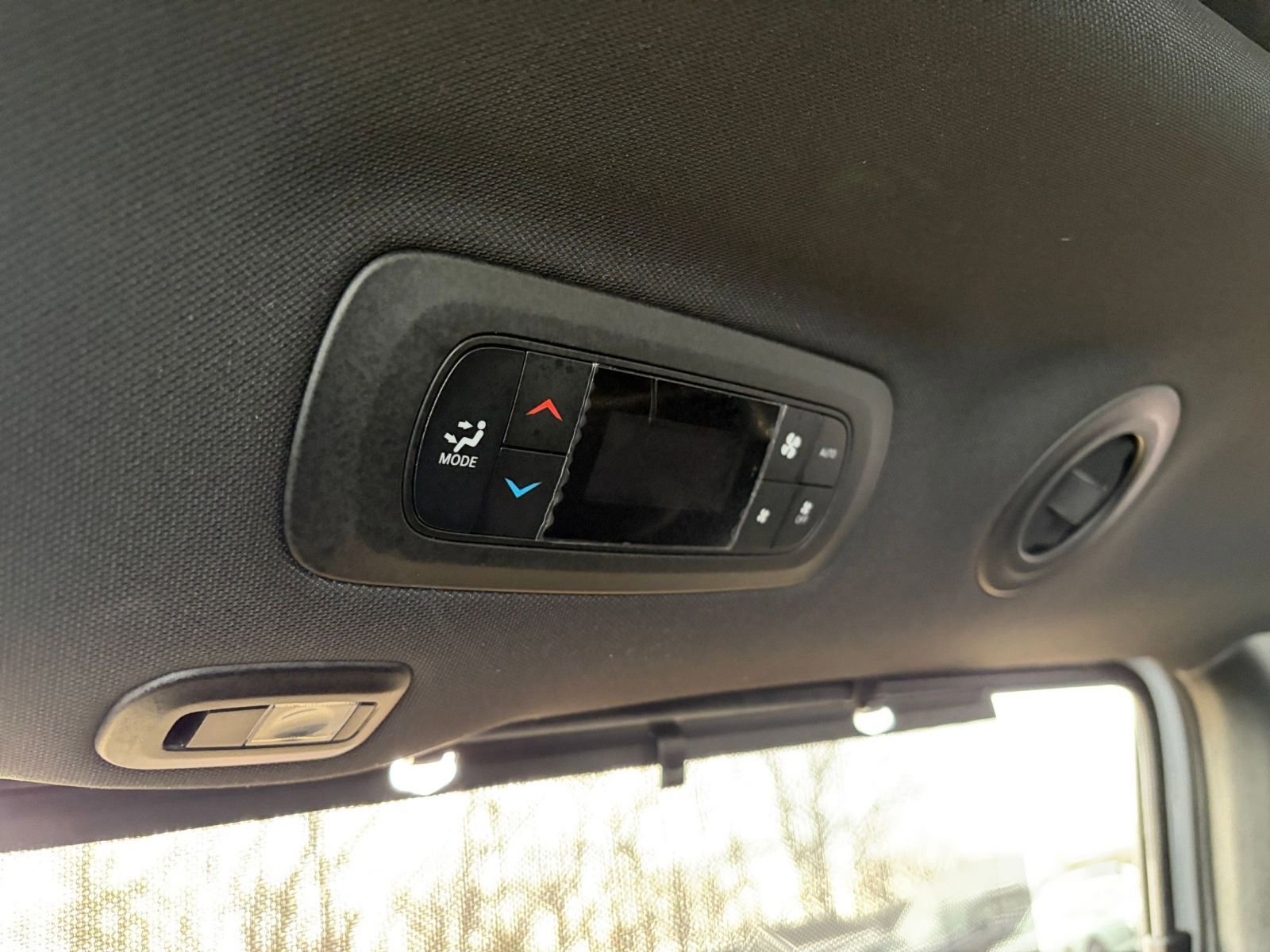 Used 2025 Chrysler Pacifica Limited image 24