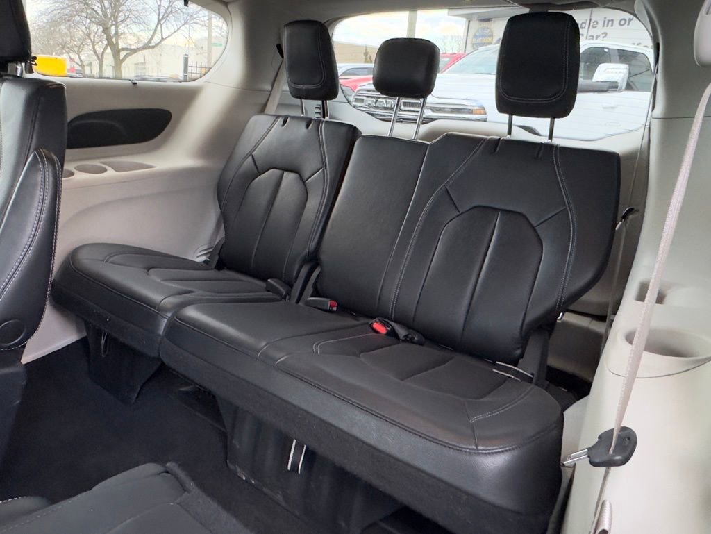 Used 2022 Chrysler Pacifica Touring-L image 17