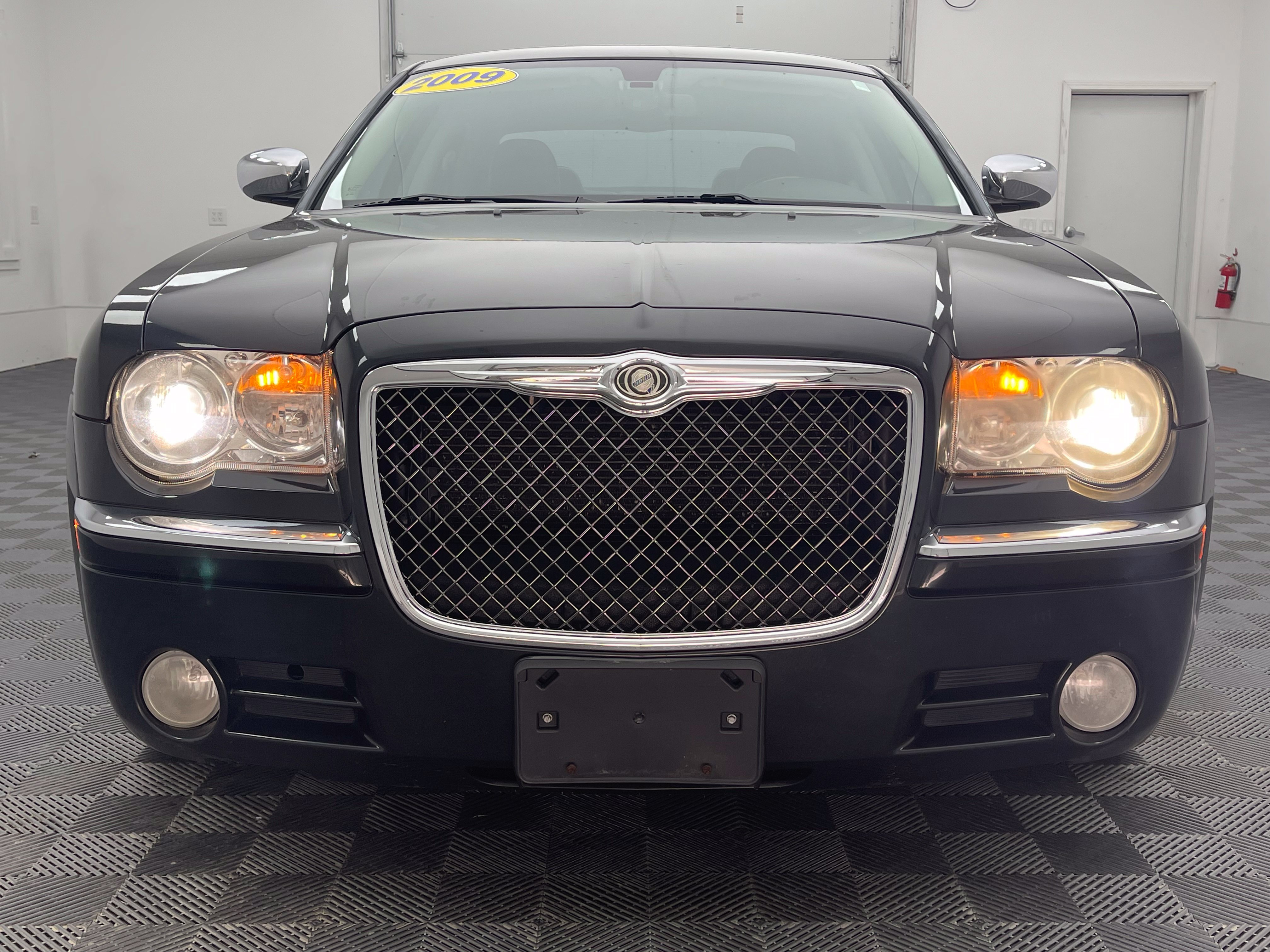Used 2009 Chrysler 300 C w/ Luxury Group II RWD image 13