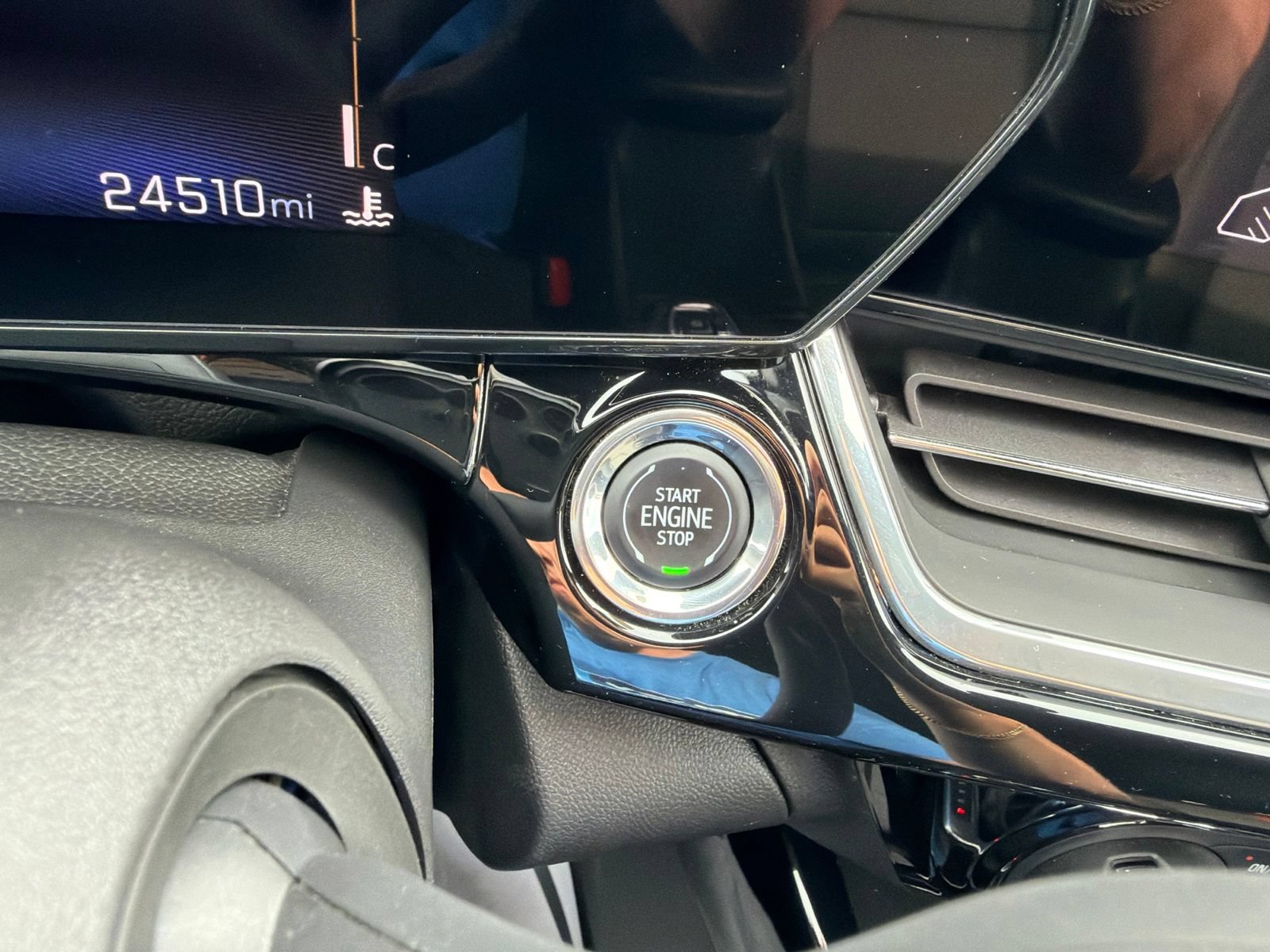Used 2024 Chevrolet Trax RS FWD image 19