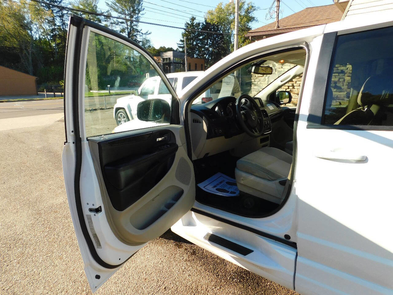 Used 2018 Dodge Grand Caravan SE image 17