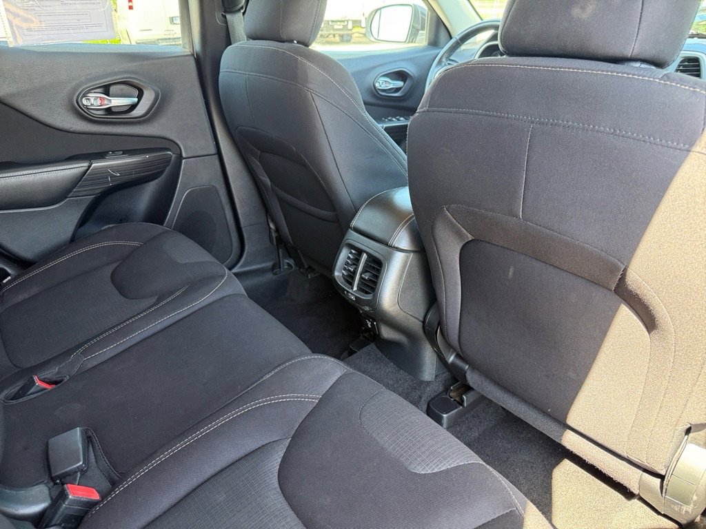 Used 2015 Jeep Cherokee Latitude FWD image 16