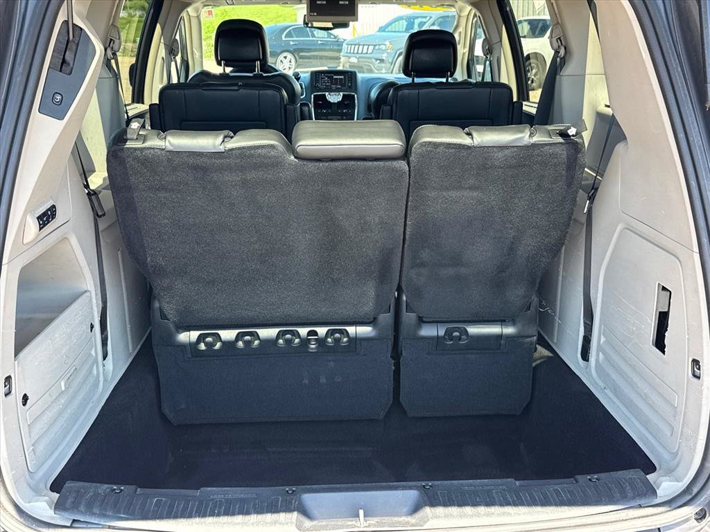 Used 2014 Chrysler Town & Country Touring-L FWD image 5