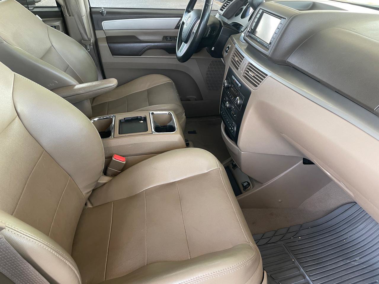 Used 2012 Volkswagen Routan SEL FWD image 18