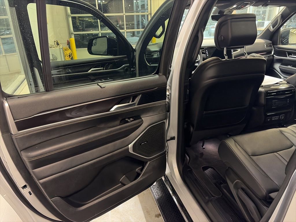 Used 2024 Jeep Wagoneer L 4WD w/ Premium Group I image 9