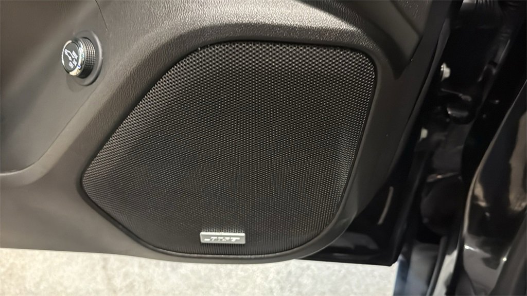 Used 2023 GMC Acadia Denali w/ Black Diamond Edition image 25