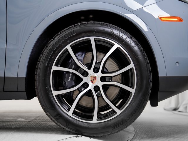 Used 2025 Porsche Cayenne image 34