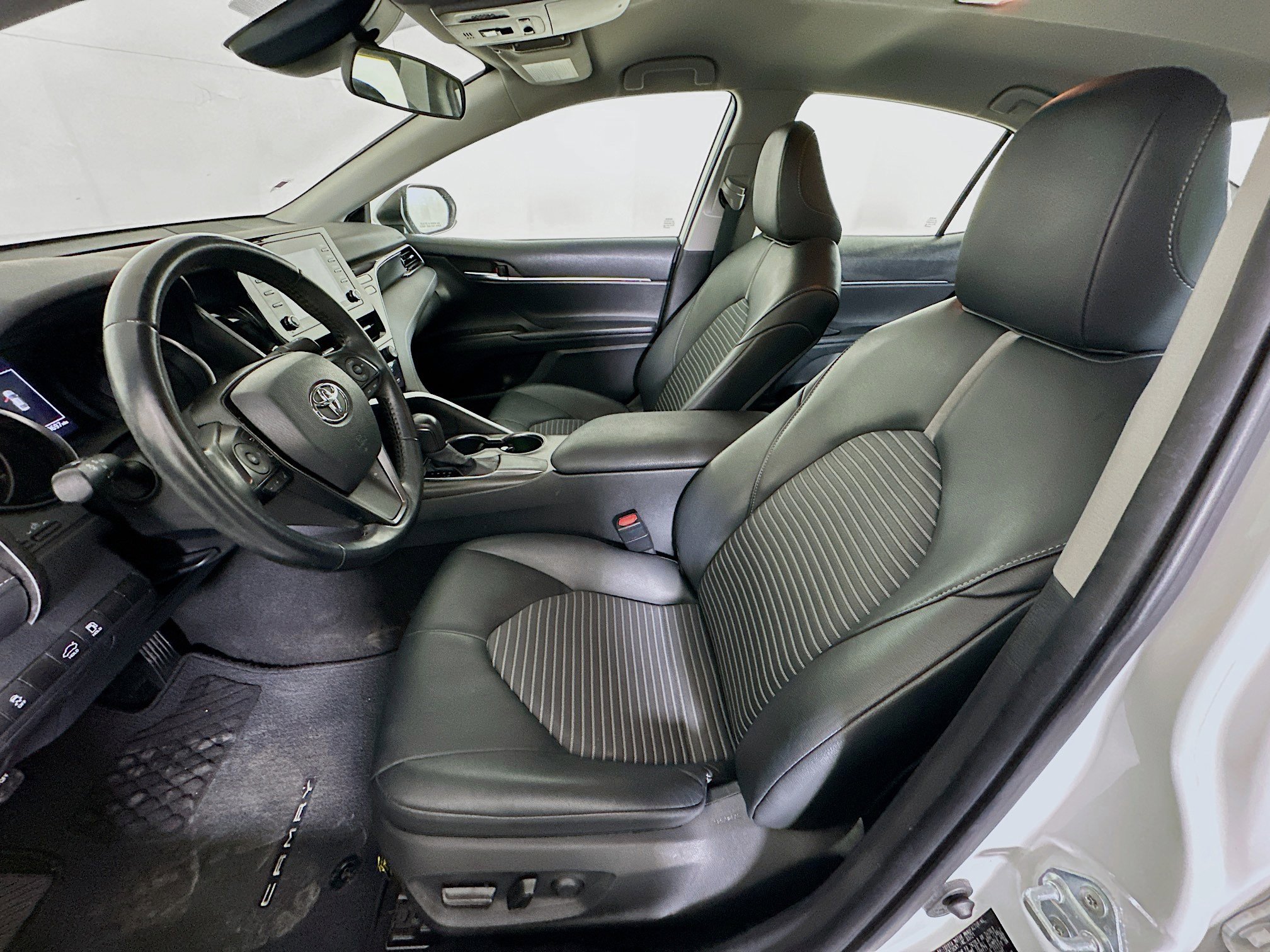 Used 2021 Toyota Camry SE w/ Carpet Mat Package (TMS) image 13