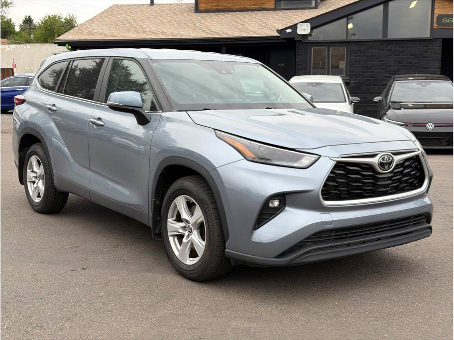 Used 2023 Toyota Highlander LE AWD/4WD image 4