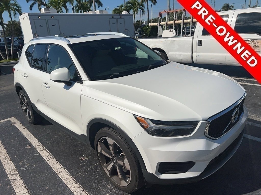 Used 2022 Volvo XC40 T4 Momentum