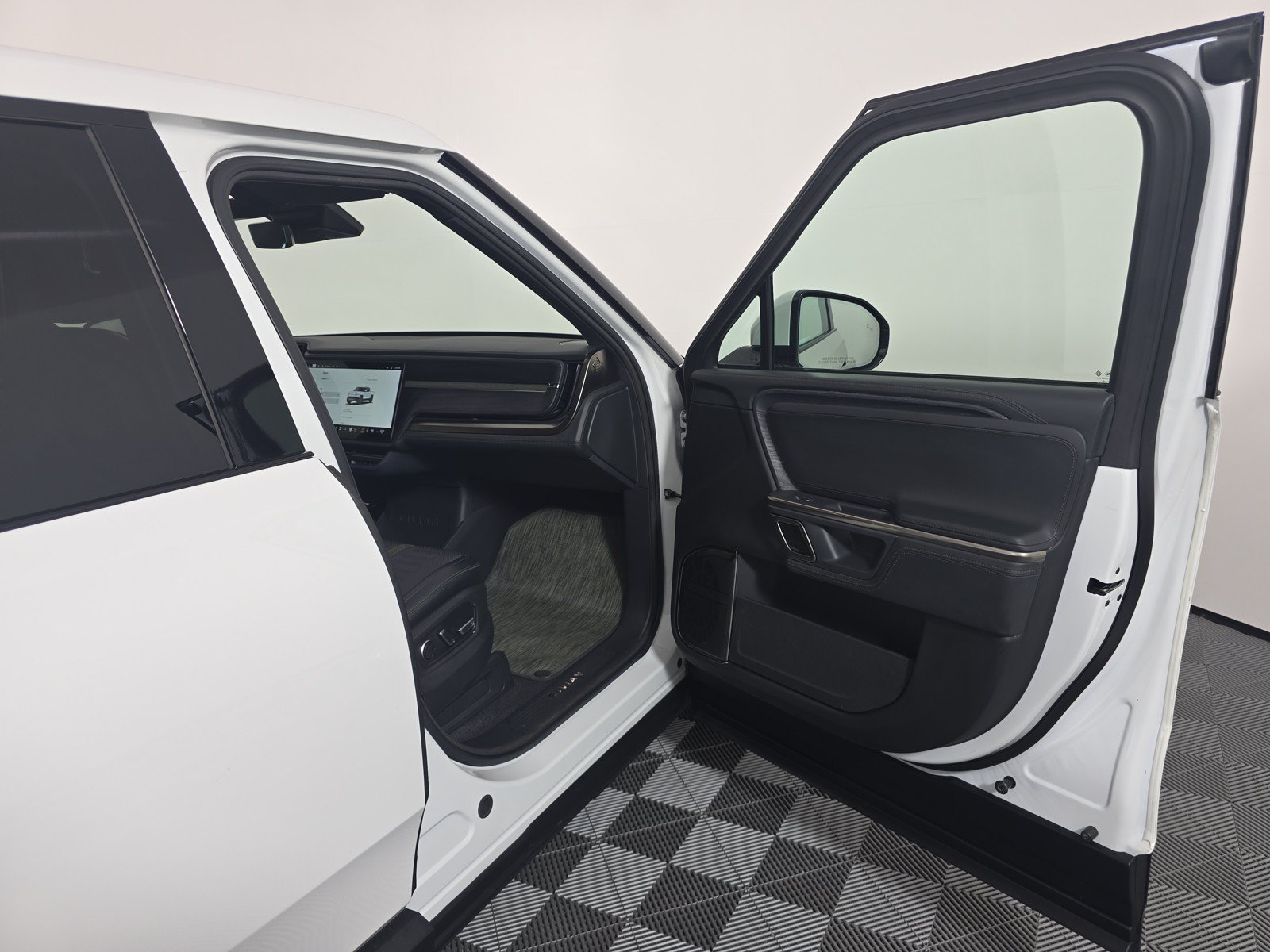 Used 2024 Rivian R1T Adventure AWD/4WD image 18
