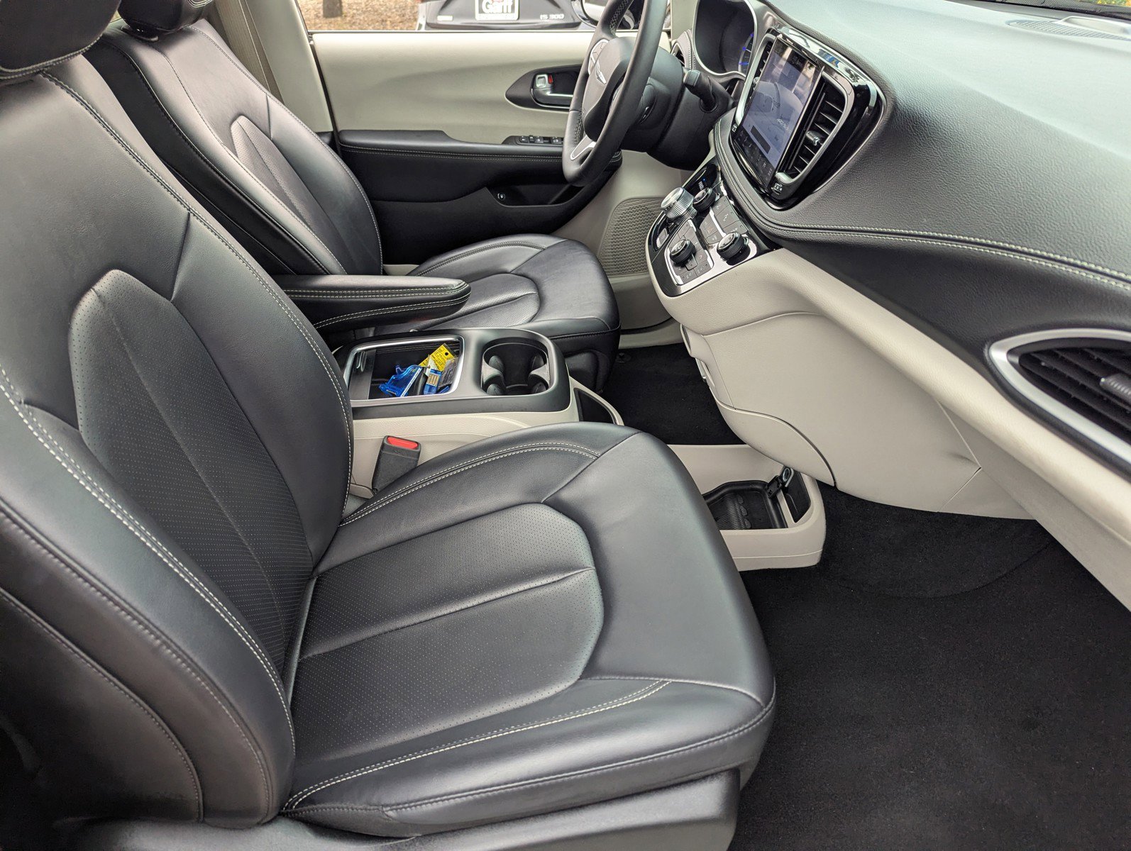 Used 2024 Chrysler Pacifica Select image 12