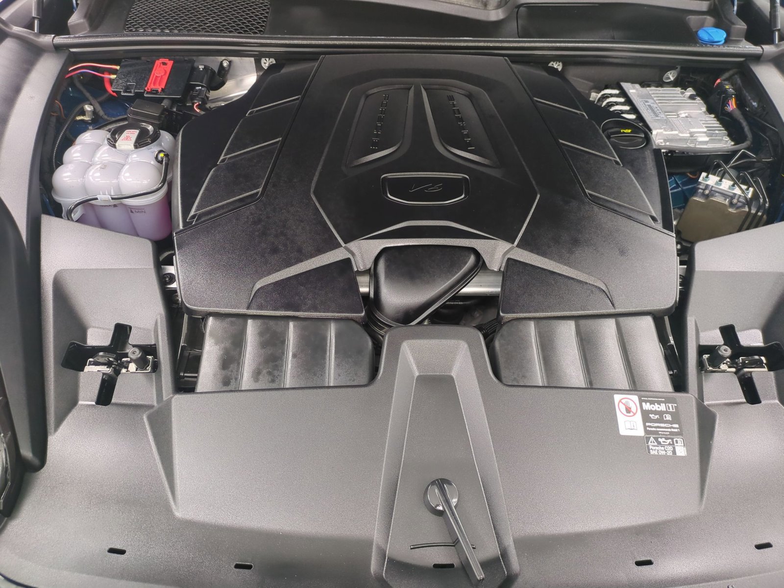 Used 2025 Porsche Cayenne image 27