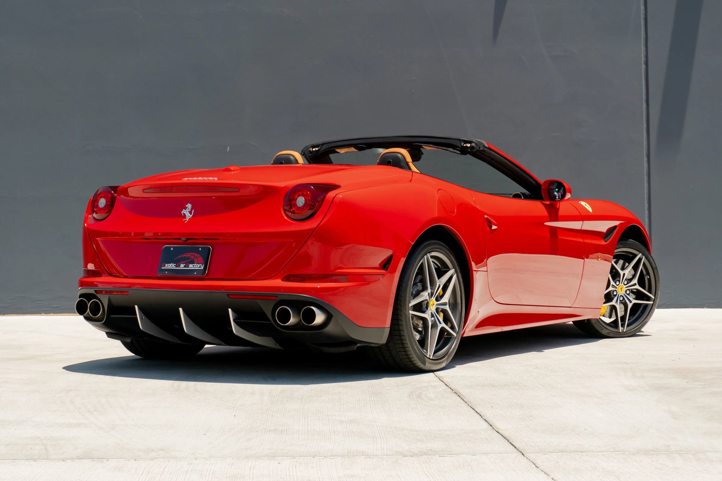 Used 2016 Ferrari California T RWD image 8