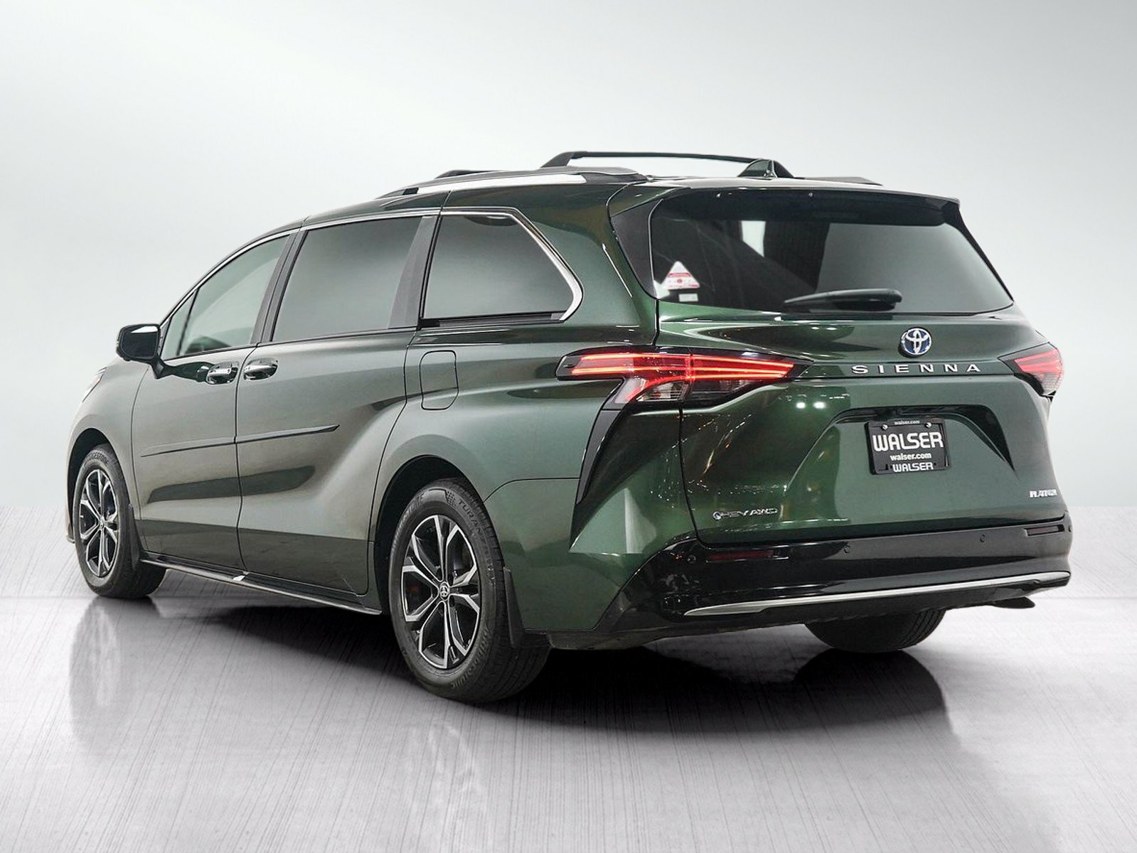 Used 2025 Toyota Sienna Platinum AWD/4WD image 3