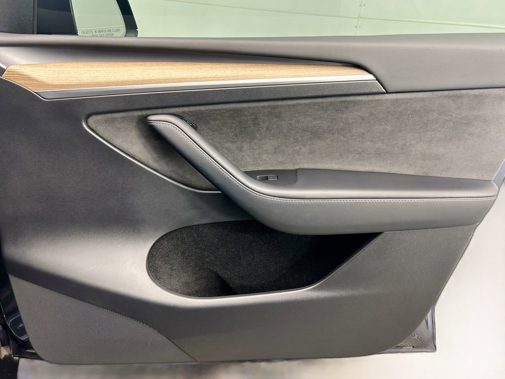 Used 2022 Tesla Model Y Long Range image 24