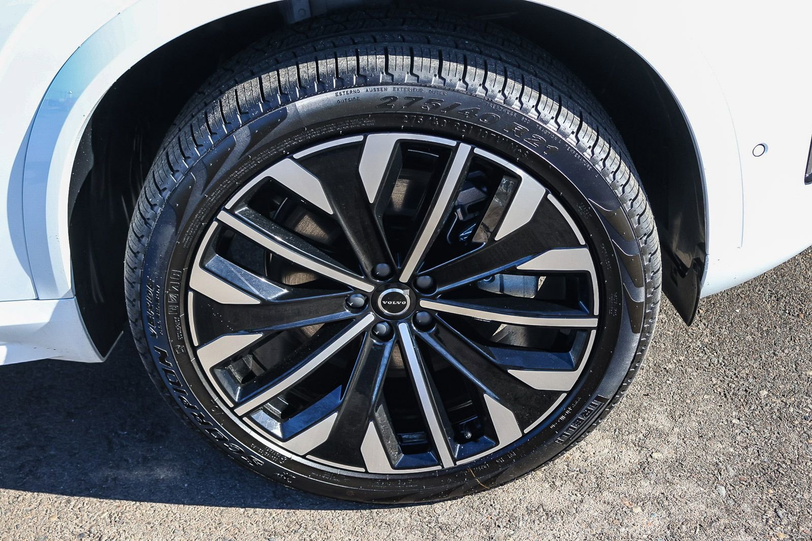 New 2026 Volvo XC90 T8 Plus w/ Protection Package Premier AWD/4WD image 13