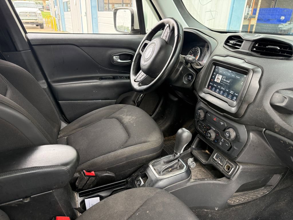 Used 2018 Jeep Renegade Altitude FWD image 12