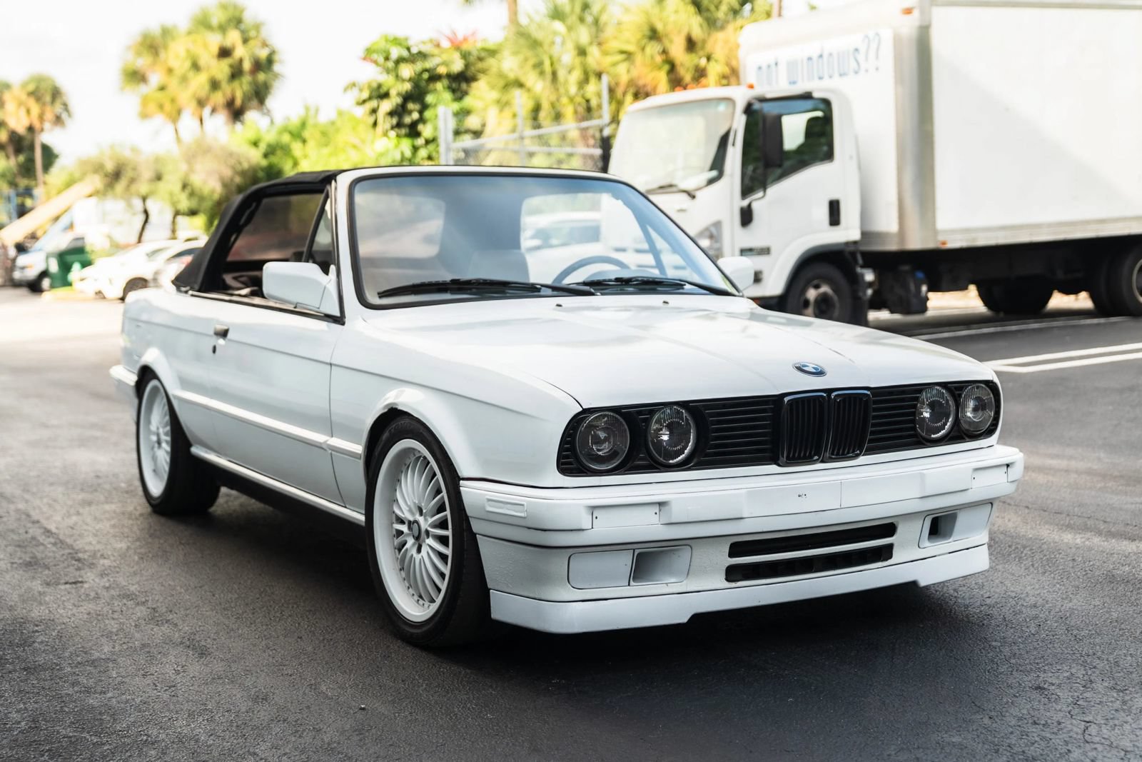 Used 1991 BMW 325i Convertible RWD image 2