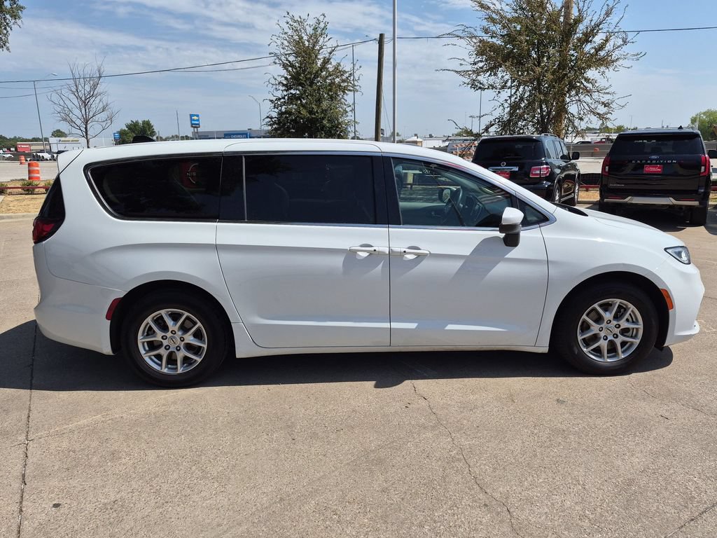 Used 2023 Chrysler Pacifica Touring-L FWD image 9