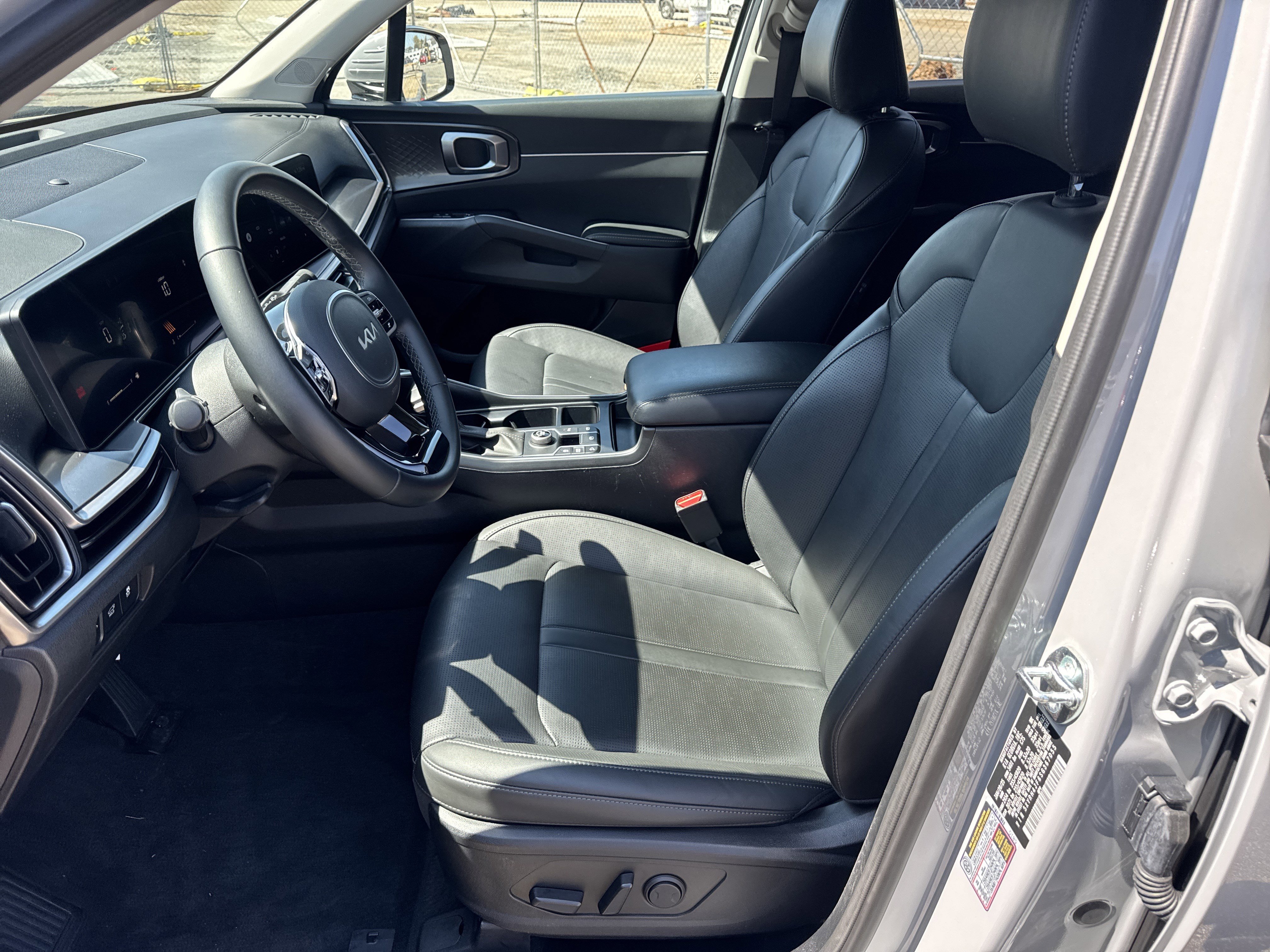 Used 2025 Kia Sorento EX w/ Panoramic Sunroof Package image 9