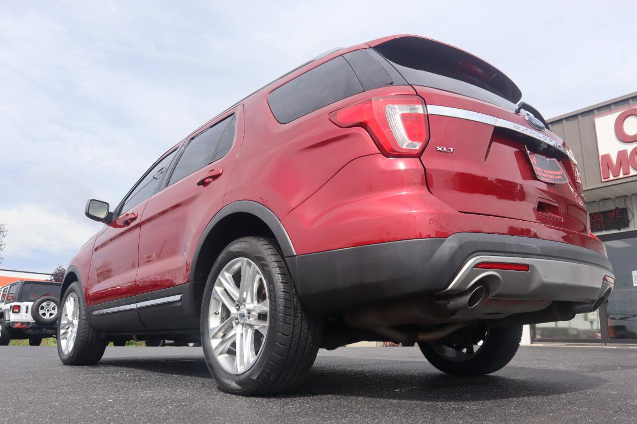 Used 2017 Ford Explorer XLT w/ Equipment Group 201A AWD/4WD image 19