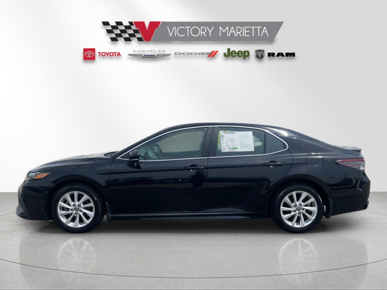 Used 2024 Toyota Camry SE FWD image 2