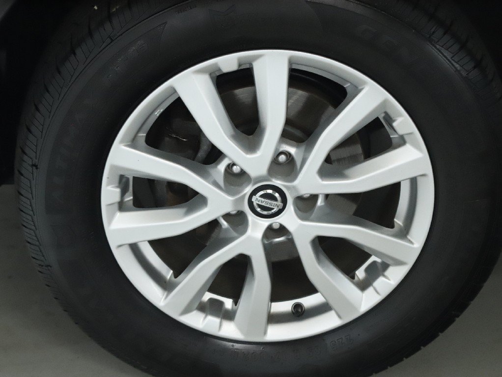 Used 2017 Nissan Rogue SV w/ Sun & Sound Touring Package AWD/4WD image 39