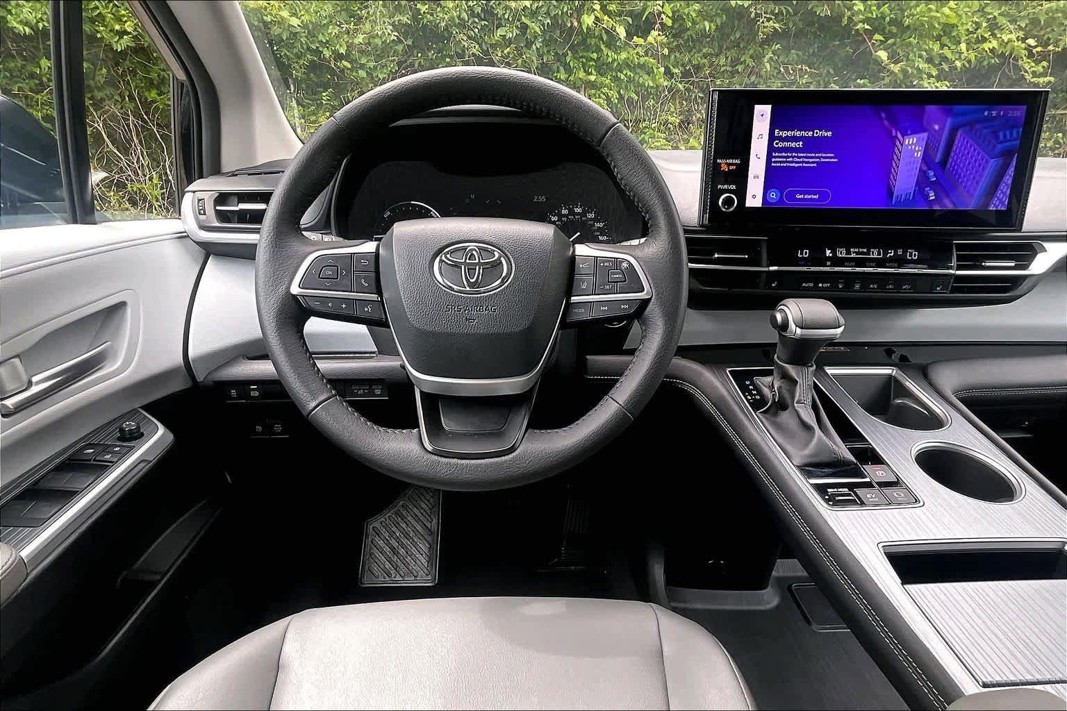 Certified 2025 Toyota Sienna XLE FWD image 6